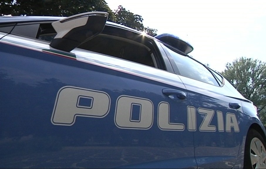 Latina, si presenta armato al centro di accoglienza in via Don Morosini: indagini in corso